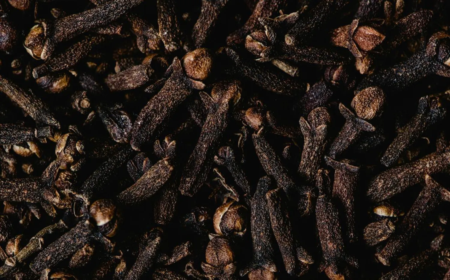 ما الفاعلية المحتملة للقرنفل في مشكلات البروستاتا؟ (بكسلز)