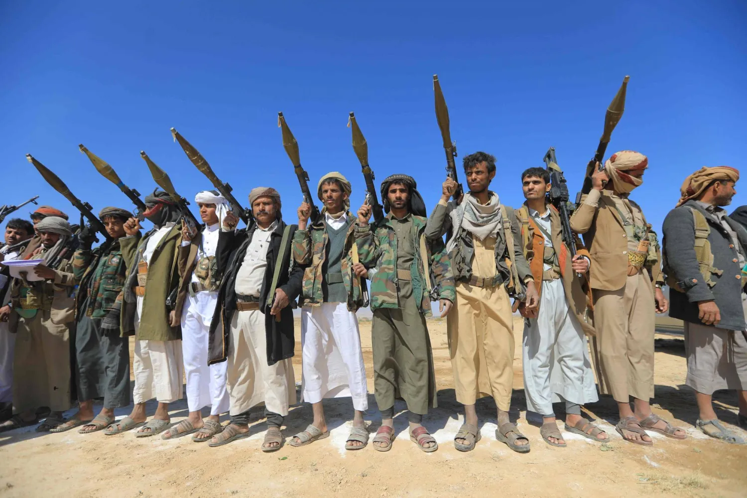 موالون للحوثيين يستعرضون أسلحتهم في منطقة حرف سفيان التابعة لمحافظة عمران شمال صنعاء (أ.ف.ب)