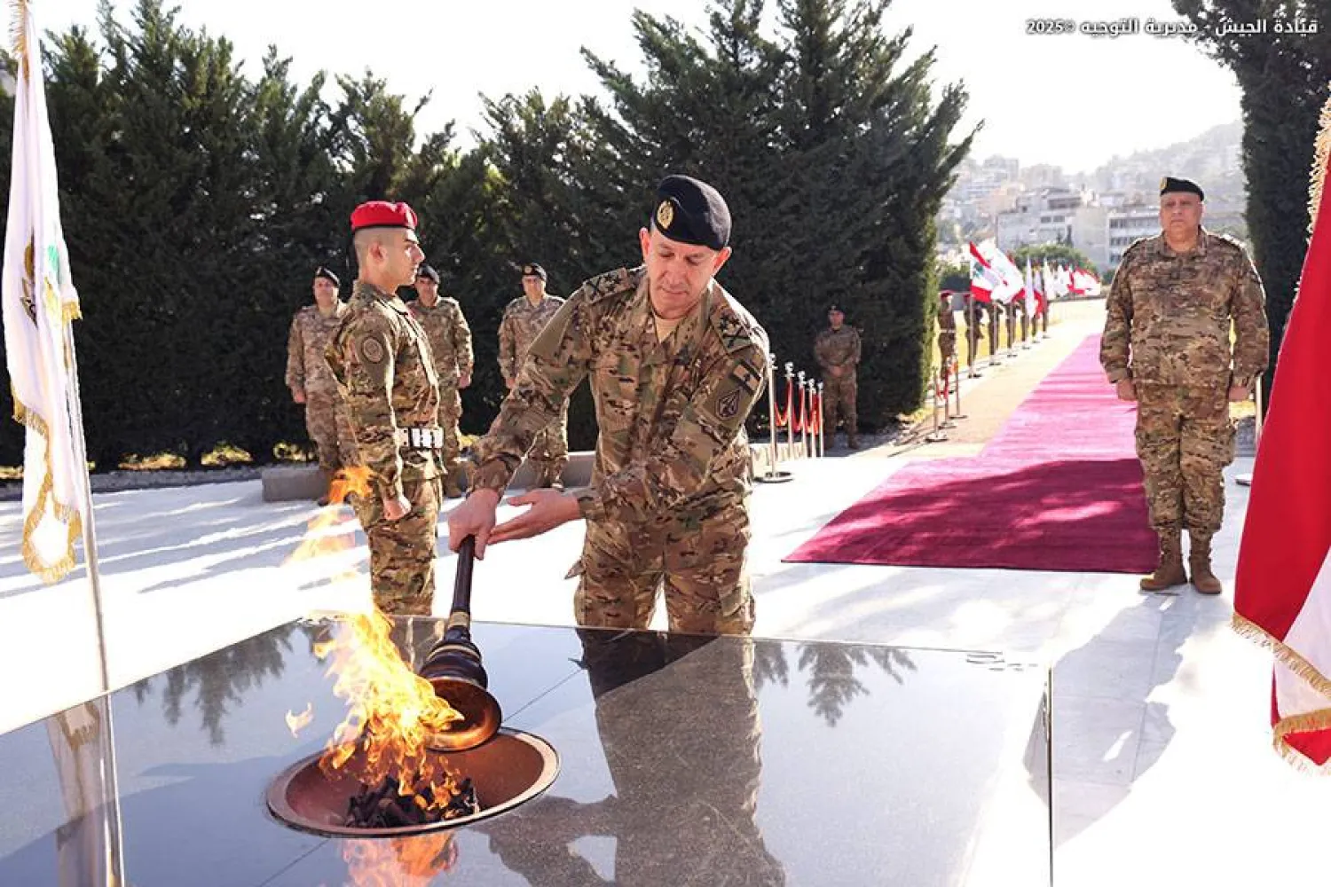 قائد الجيش اللبناني العماد رودولف هيكل يشعل شعلة في نصب شهداء الجيش بوزارة الدفاع الوطني في ذكرى الاستقلال (مديرية التوجيه)