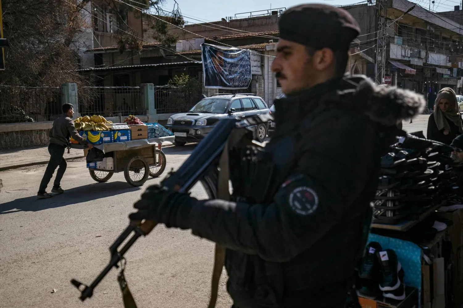 أحد عناصر «قسد» خلال نوبة حراسة في شوارع القامشلي شمال شرقي سوريا (أ.ف.ب)