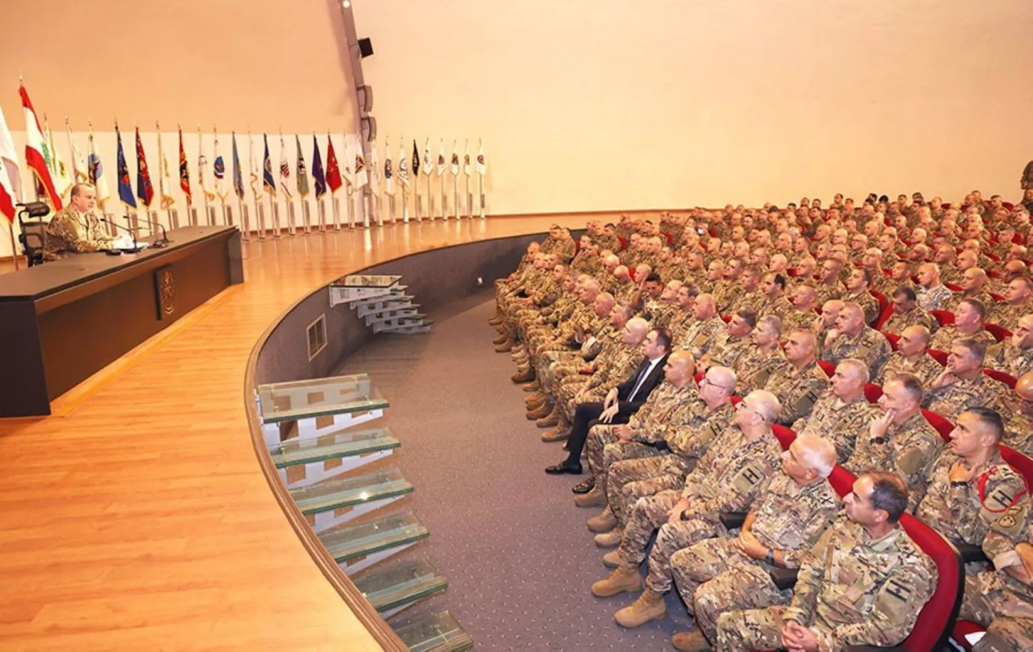 هيكل متحدثاً أمام أركان القيادة وقادة الوحدات والأفواج العملانية وعدد من الضباط (الوكالة الوطنية للإعلام)