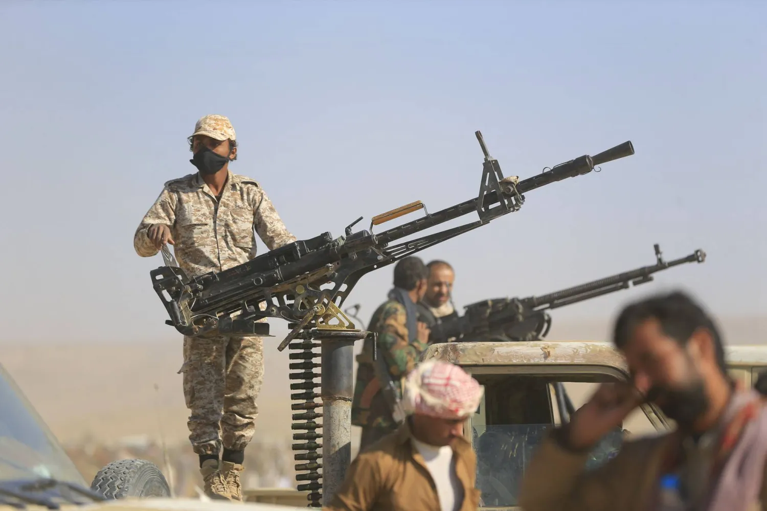 عناصر حوثيون خلال استعراض مسلح في منطقة خاضعة للجماعة شمال صنعاء (أ.ف.ب)