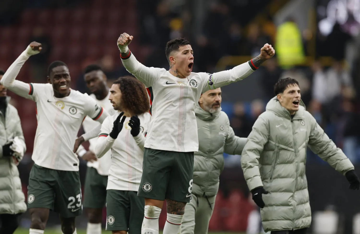 فرحة لاعبي تشيلسي بالفوز على بيرنلي (رويترز)