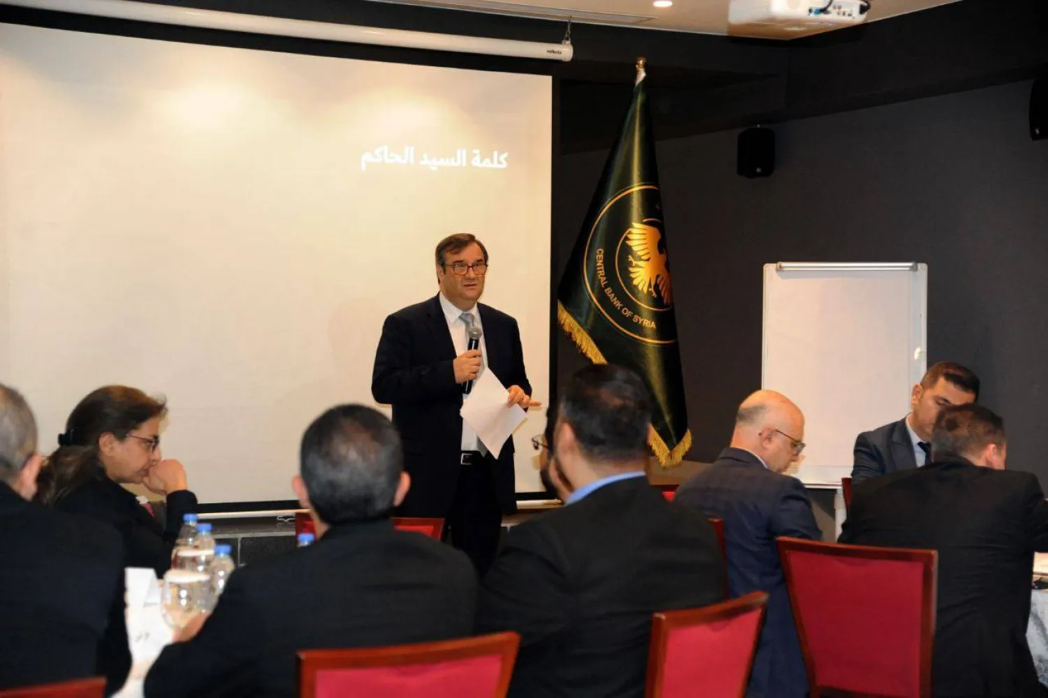 حاكم مصرف سوريا المركزي الدكتور عبد القادر الحصرية يتحدث خلال ورشة العمل (فيسبوك)