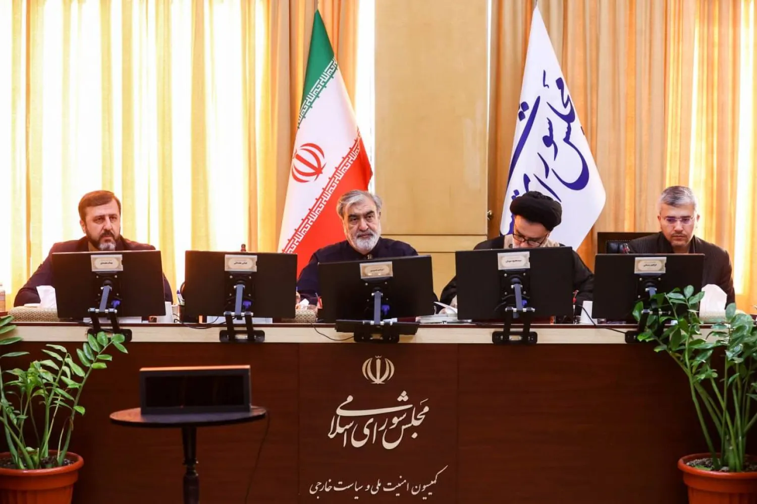 النائب عزيزي (وسط) خلال اجتماع للجنة الأمن القومي ويبدو على يمينه غريب آبادي (البرلمان الإيراني)