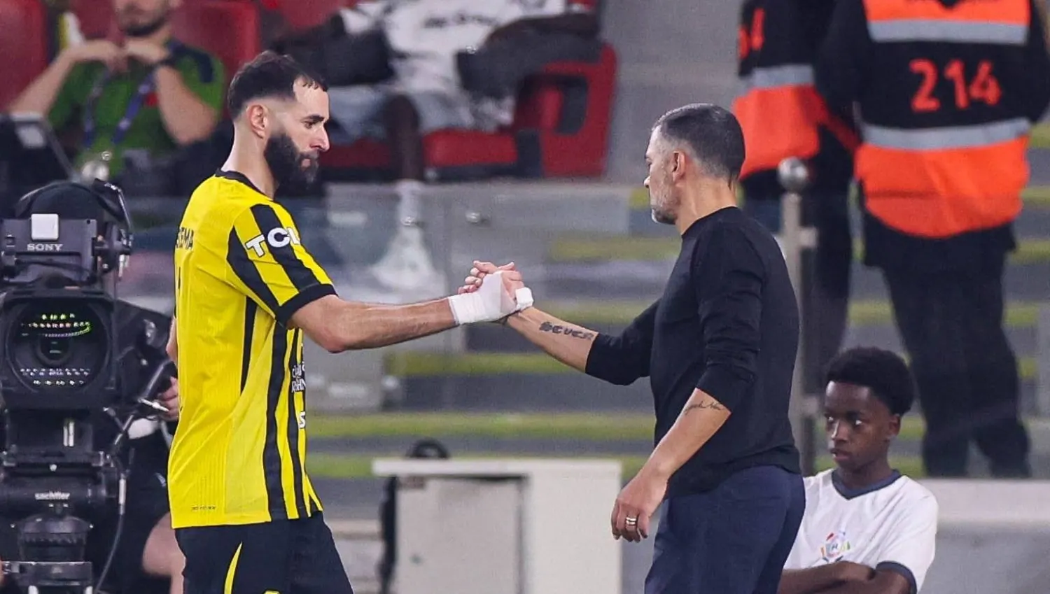 كونسيساو يصافح بنزيمة بعد نهاية لقاء الرياض (موقع النادي)