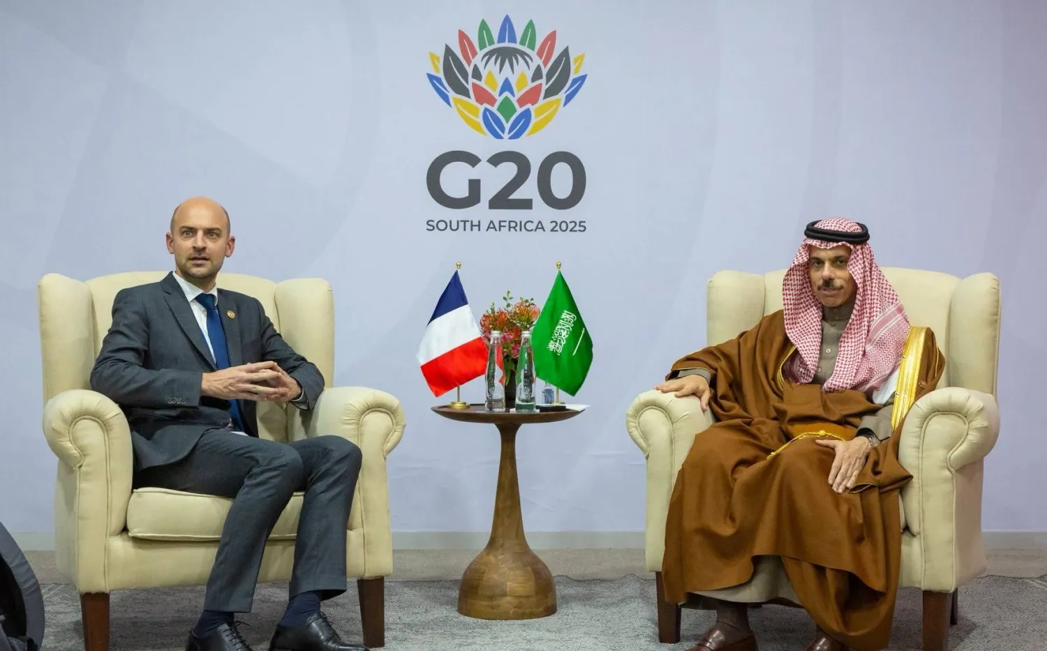 وزير الخارجية السعودي خلال لقائه نظيره الفرنسي على هامش قمة قادة مجموعة العشرين (واس)