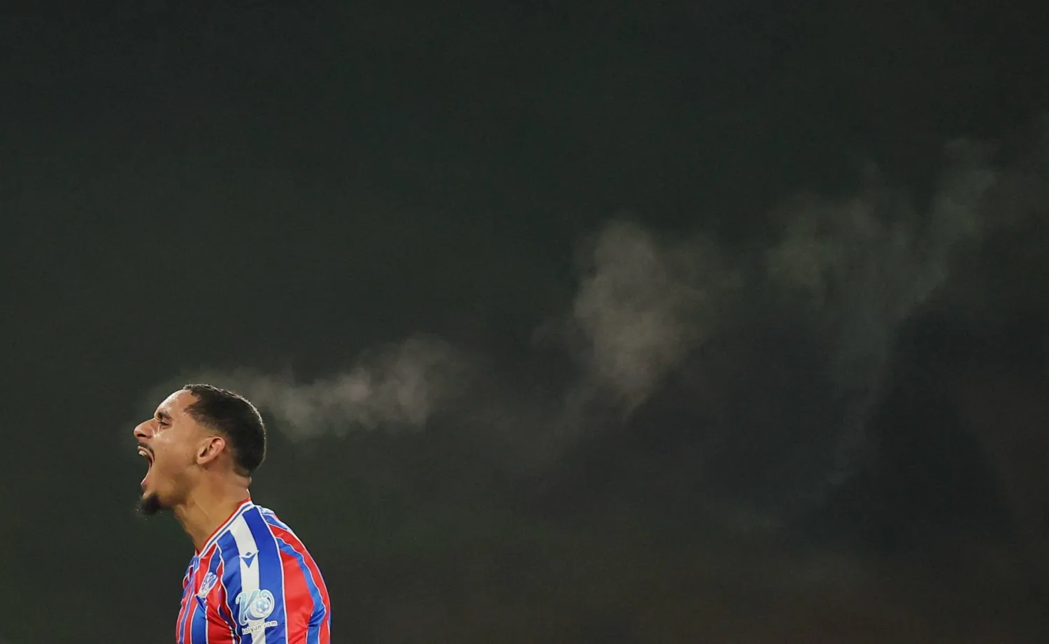 ماكسينس لكرواكس لاعب كريستال يحتفل بفوز فريقه على وولفرهامبتون (رويترز)