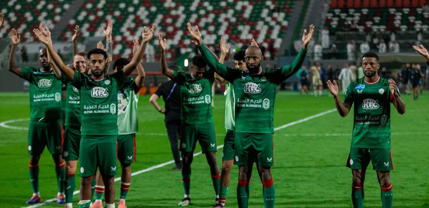 لاعبو الاتفاق يحتفلون بالفوز مع جماهيرهم (تصوير: عيسى الدبيسي)