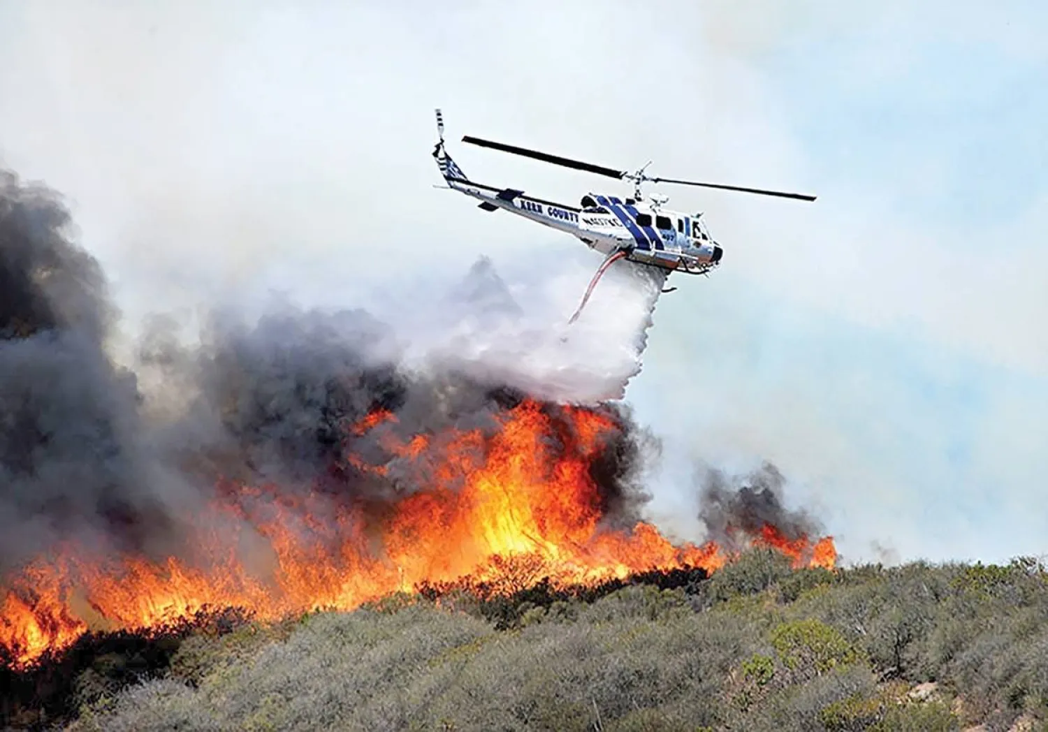 صورة نشرها التلفزيون الرسمي الإيراني من عمليات إخماد الحريق في غابات شمال البلاد