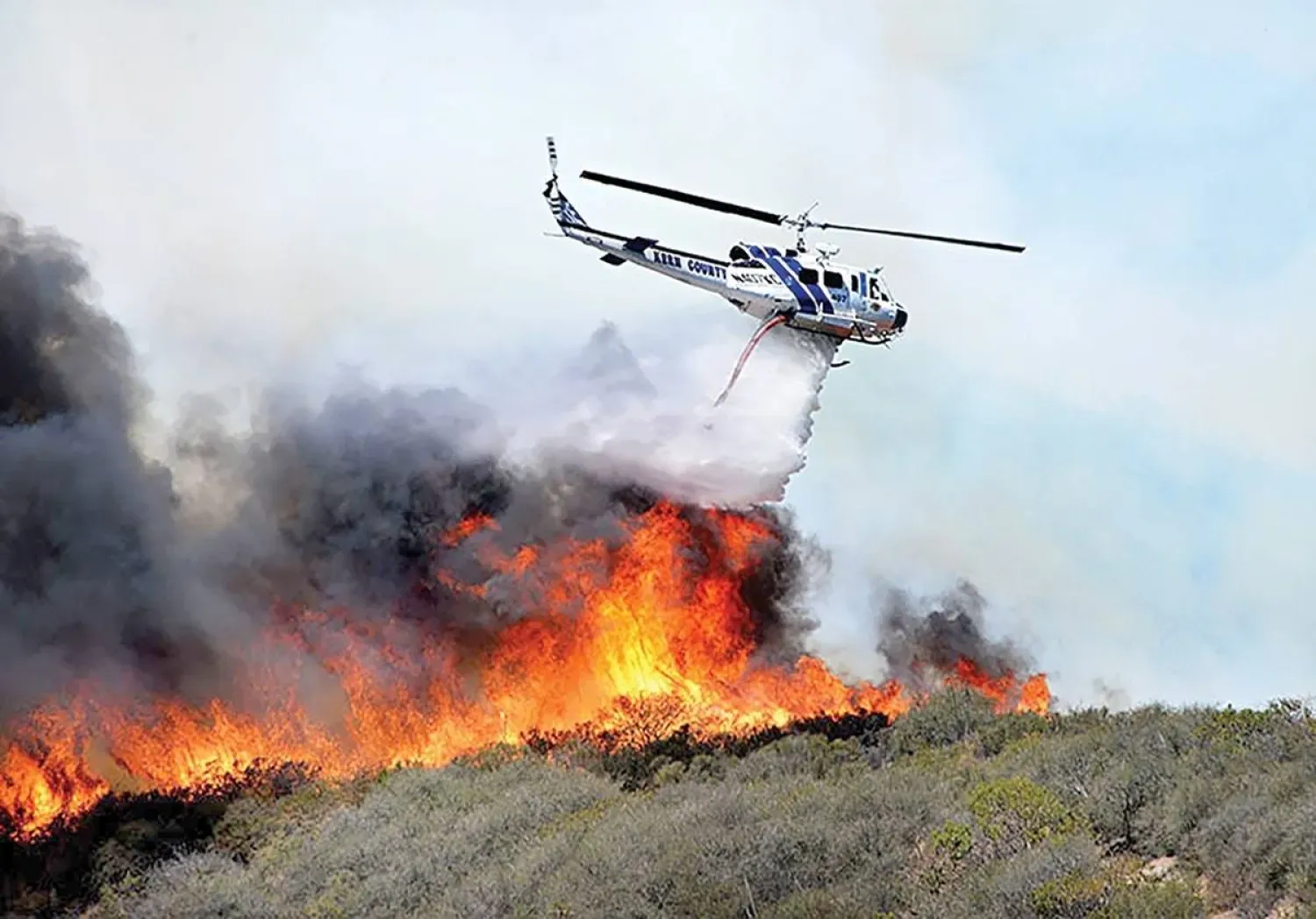 İran devlet televizyonunun yayınladığı fotoğrafta, İran'ın kuzeyindeki ormanlarda yangın söndürme çalışmaları görülüyor.