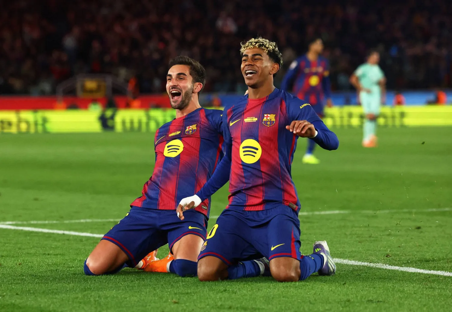 Soccer Football - LaLiga - FC Barcelona v Athletic Bilbao - Spotify Camp Nou, Barcelona, Spain - November 22, 2025 FC Barcelona's Ferran Torres celebrates scoring their fourth goal with Lamine Yamal REUTERS/Albert Gea     