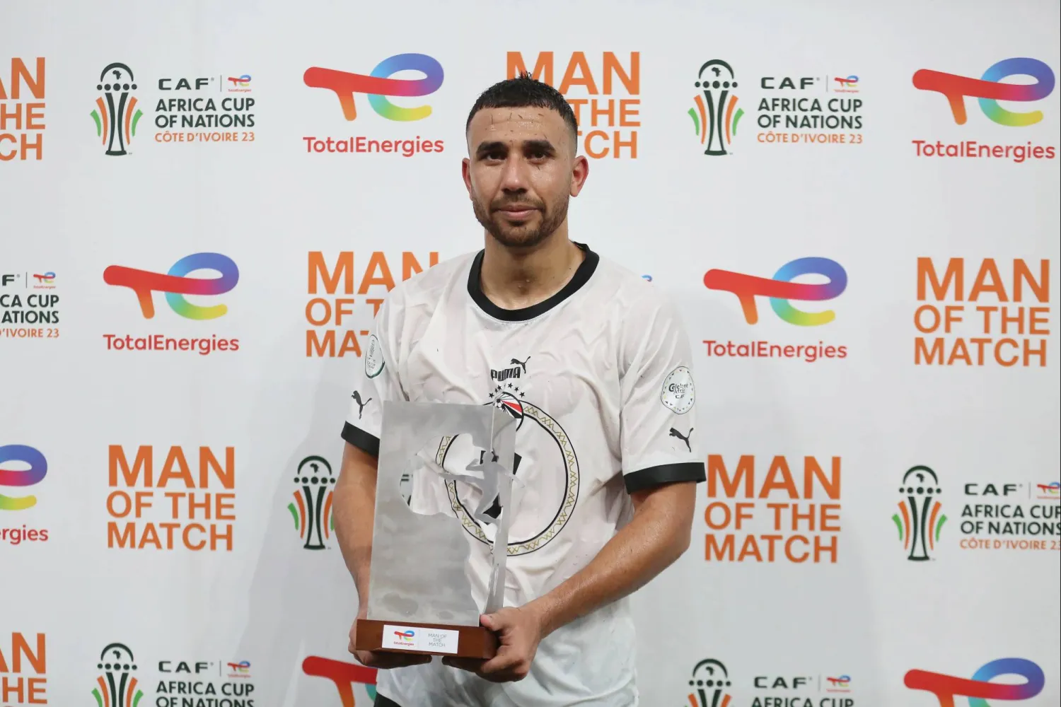 محمود حسن (تريزيغيه) نجم الأهلي (كاف)