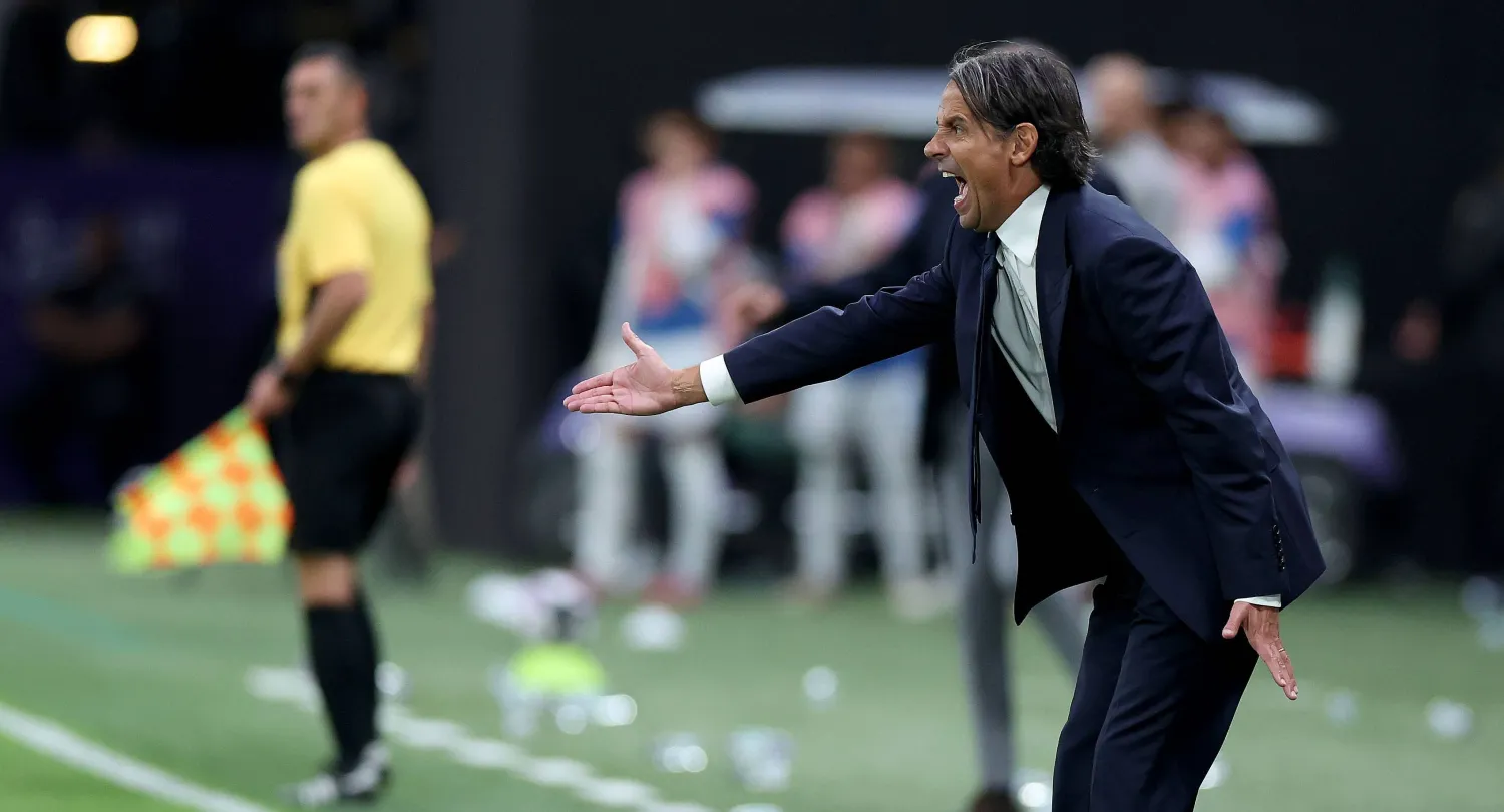 إنزاغي يوجه لاعبيه خلال المباراة (تصوير: مشعل القدير)