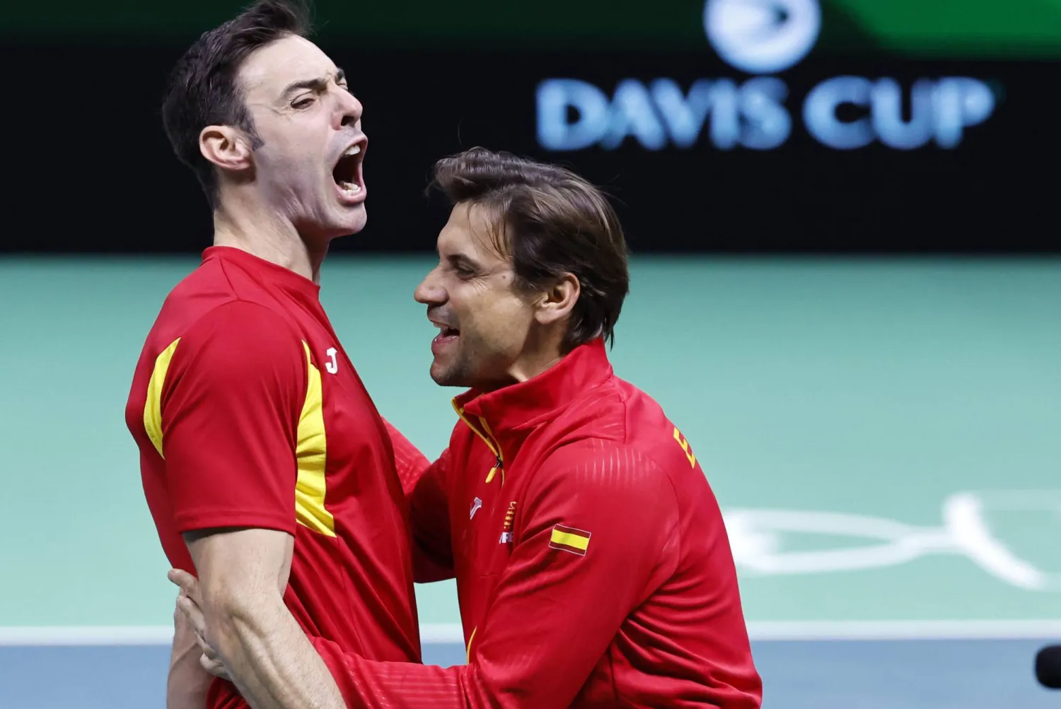 الزوجي الإسباني غرانويرس ومارتينيز يحتفلان بالفوز على الزوجي الألماني (إ.ب.أ)