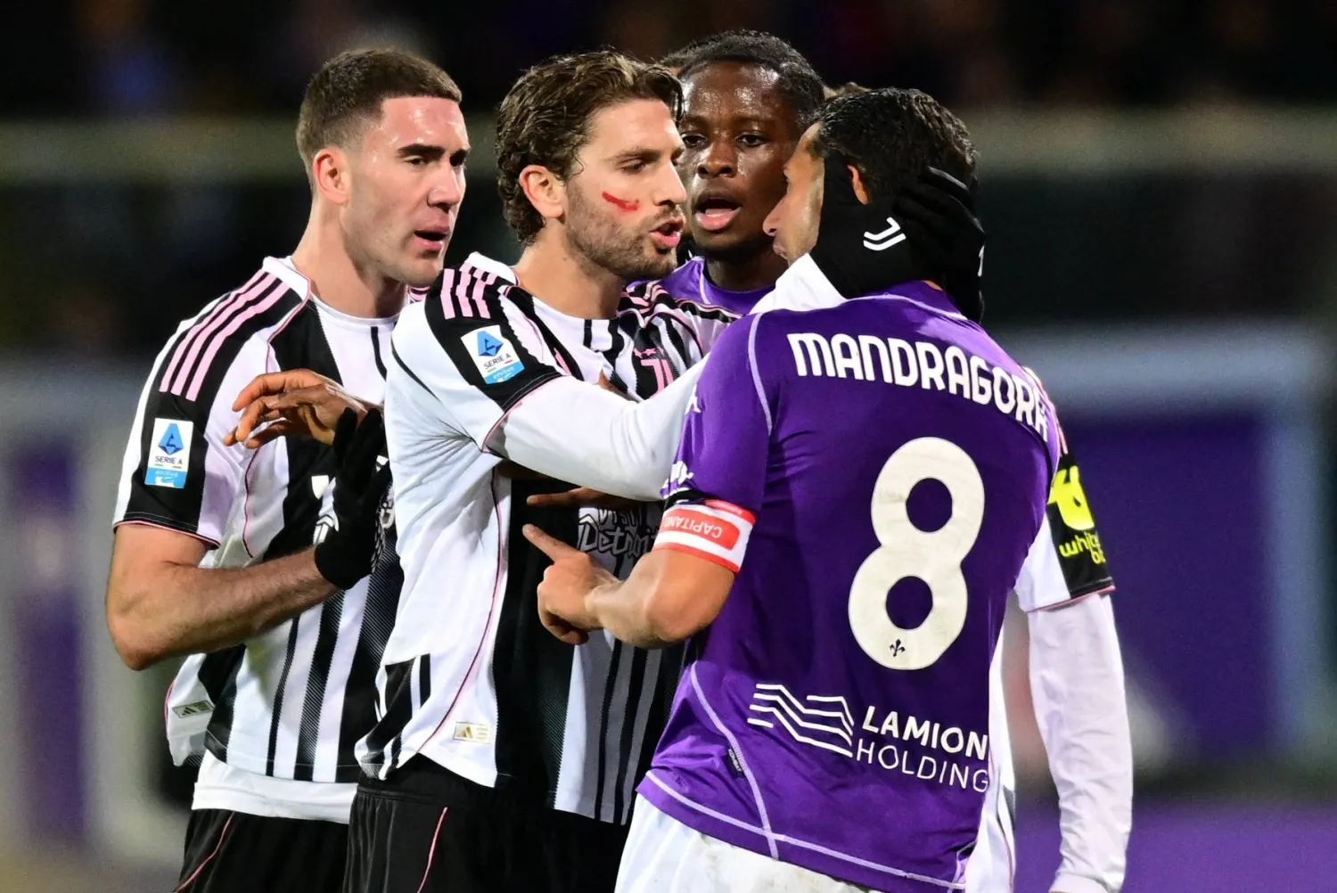 المباراة شهدت لحظات متوترة بين اللاعبين (رويترز)