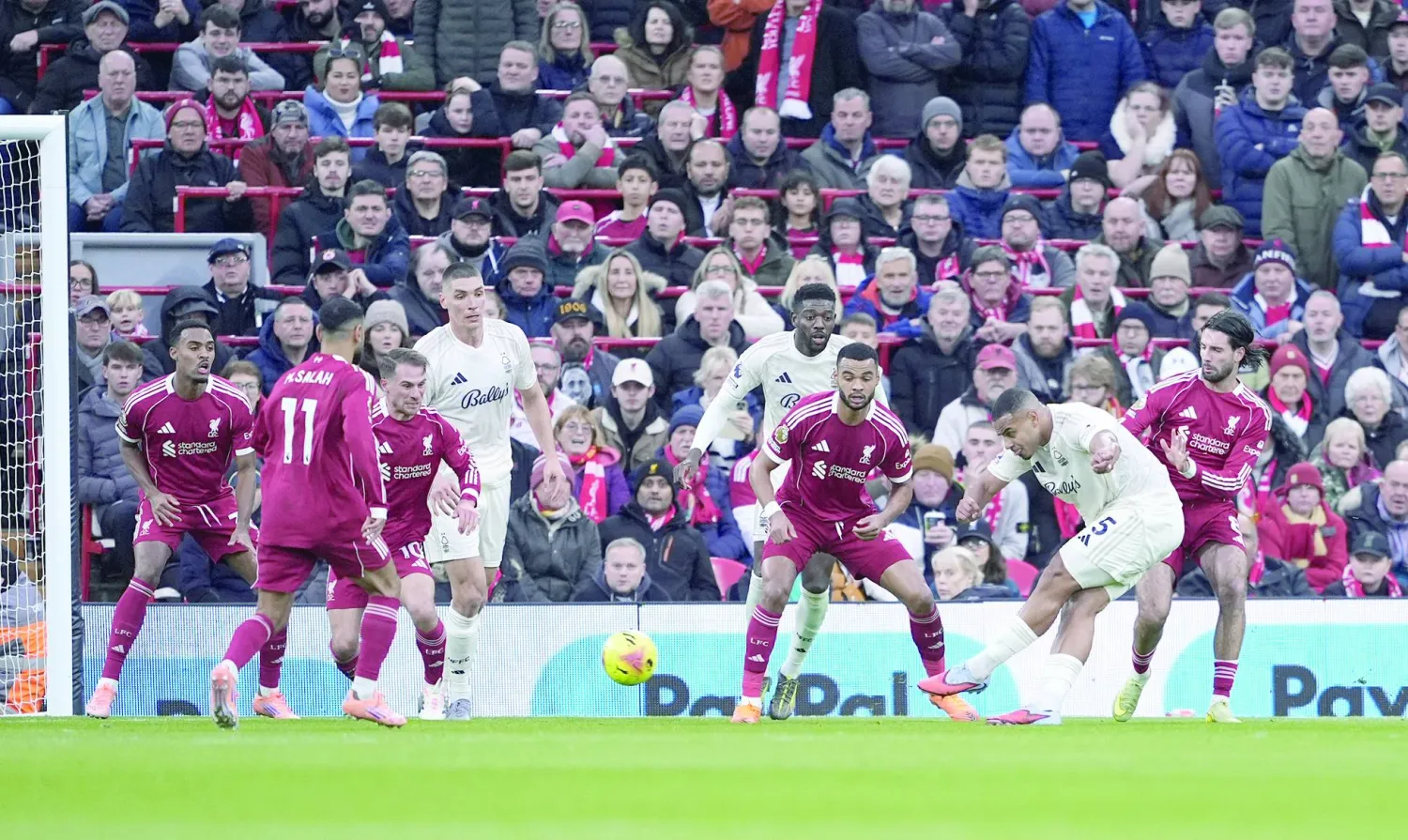 
موريلو يفتتح ثلاثية نوتنغهام فوريست في شباك ليفربول (د.ب.أ)