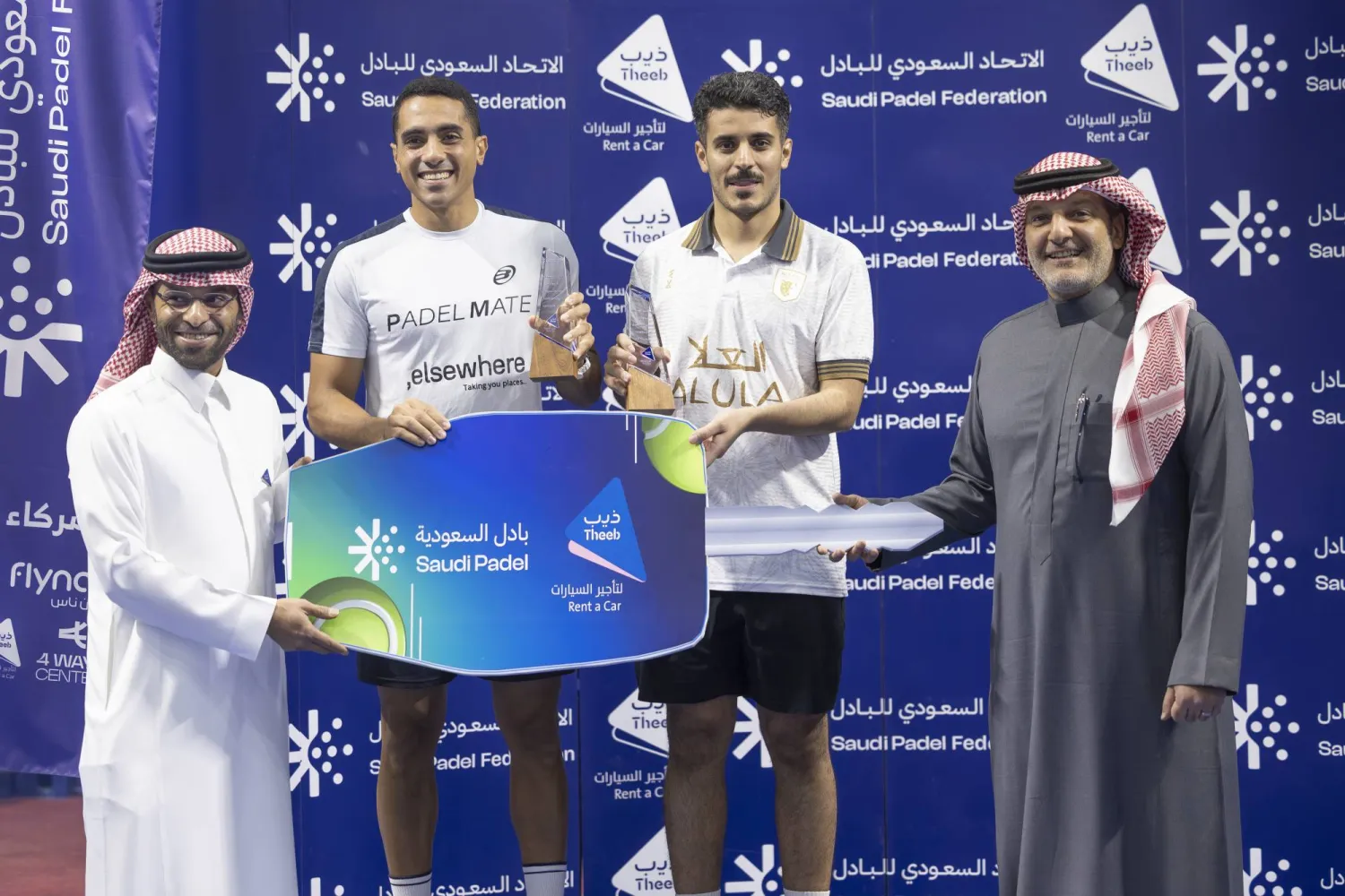 فيصل الربدي ويوسف حسام خلال تتويجهما بالجائزة الكبرى (الشرق الأوسط)