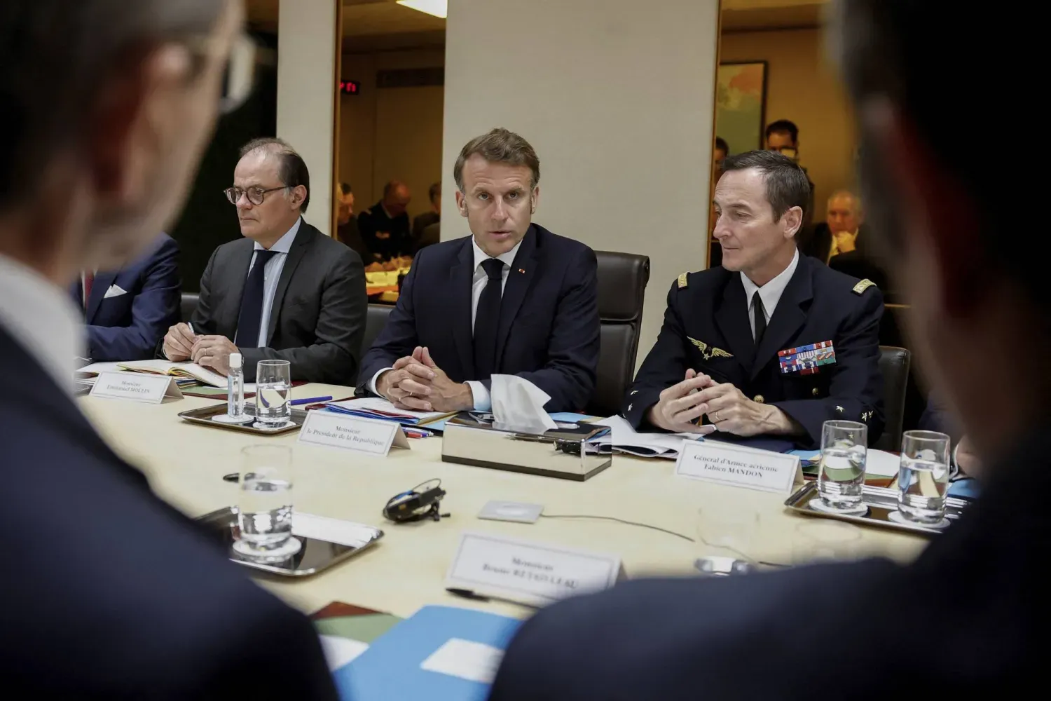 Fransa Cumhurbaşkanı Emmanuel Macron, Elysee Sarayı'nda Ulusal Güvenlik Konseyi toplantısına başkanlık ederken, sağında Cumhurbaşkanlığı Genel Sekreteri Emmanuel Moulin ve solunda Genelkurmay Başkanı General Fabien Mandon oturuyor (AP)