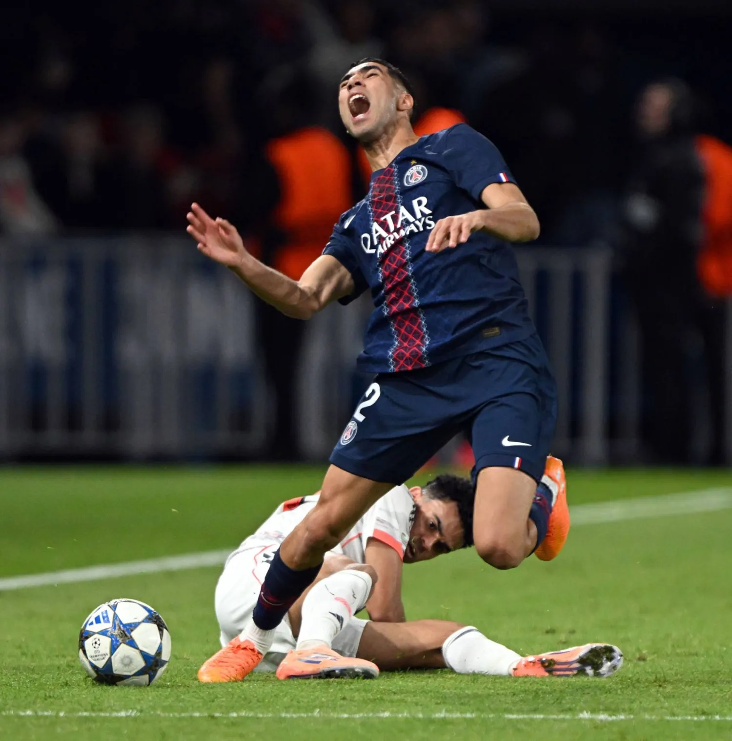 دياز تعرض للإيقاف بعد دخوله العنيف على حكيمي (الشرق الأوسط)