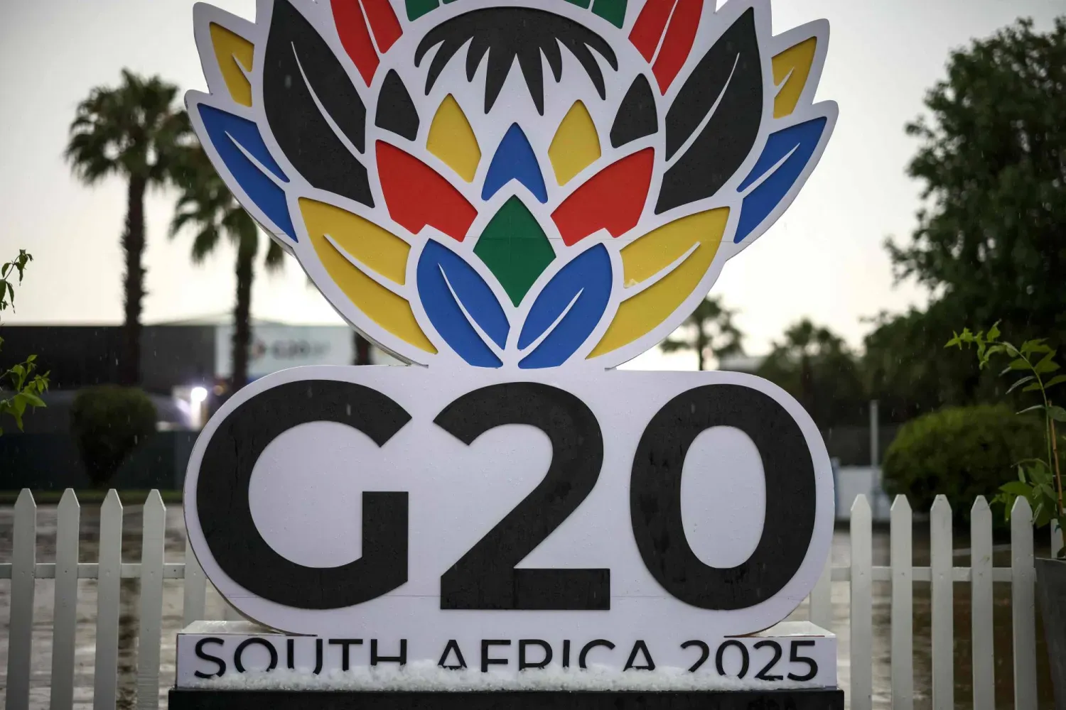 Johannesburg'daki grup liderler zirvesinin yapıldığı mekandaki G20 logosu (AFP)