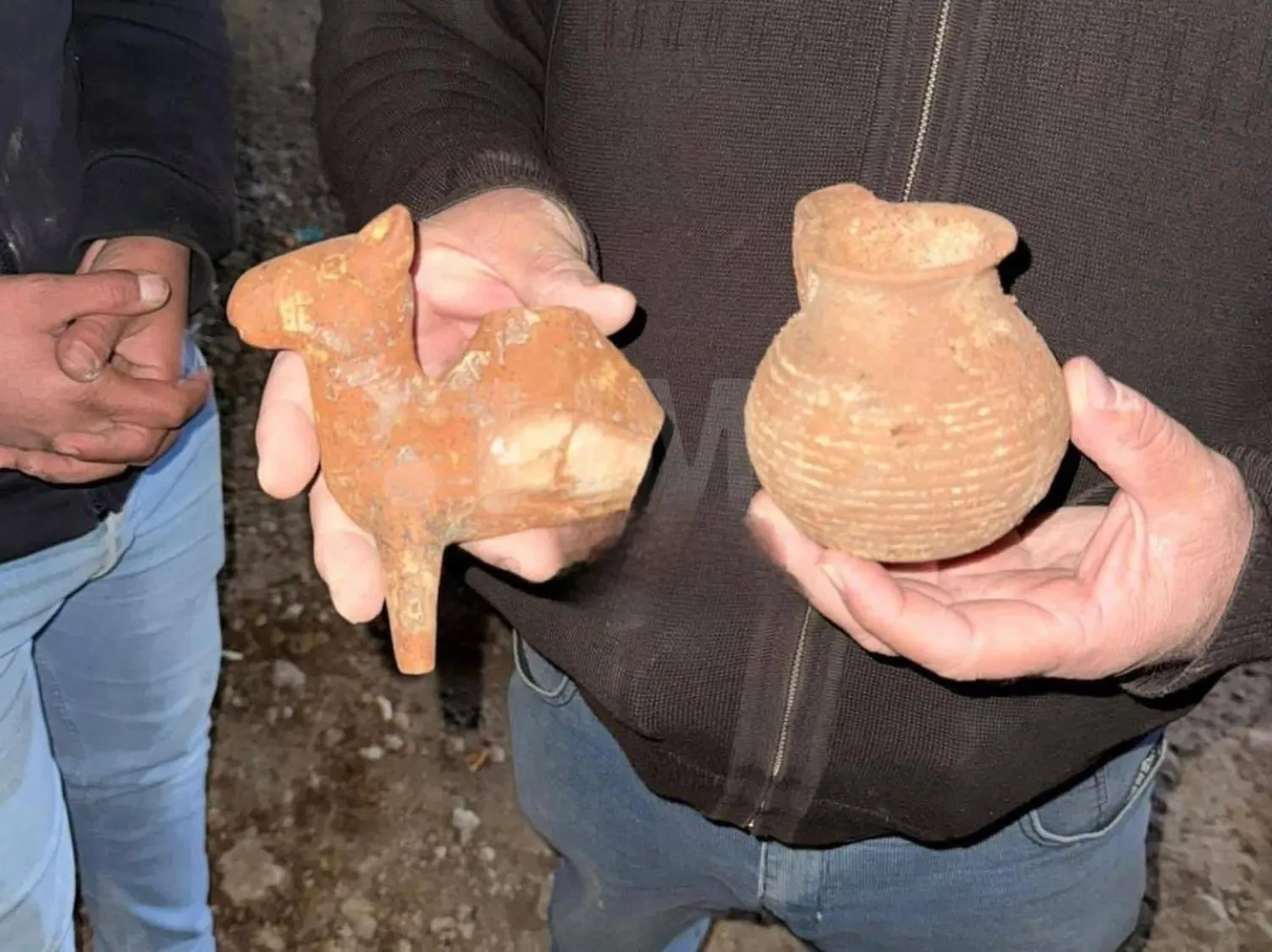 قطعتا الفخار التي قيل إنه عثر عليهما في الحارة بدرعا (متداول)