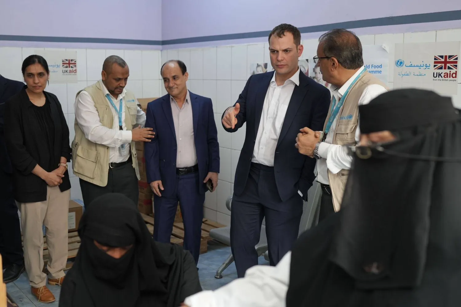 وزير الشرق الأوسط البريطاني أثناء زيارة مركز صحي بمخيم نازحين في عدن الثلاثاء 18 نوفمبر 2025 (إكس)