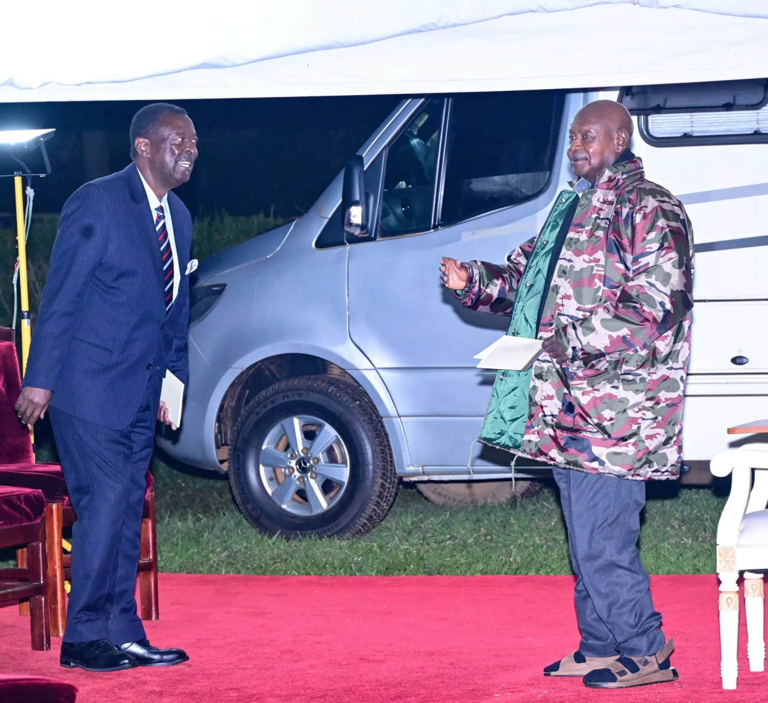 رئيس أوغندا مستقبلاً وزير الخارجية الكيني في مايوغي شرق أوغندا يوم 20 نوفمبر (حساب الرئيس الأوغندي على إكس)