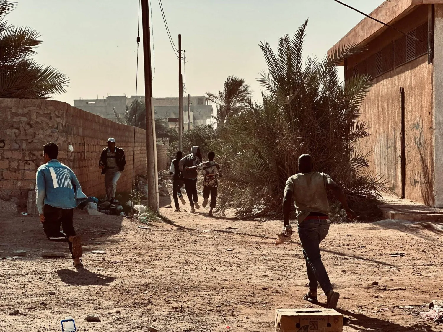 مهاجرون غير نظاميين يفرّون من الأجهزة الأمنية في شرق ليبيا (جهاز مكافحة الهجرة)
