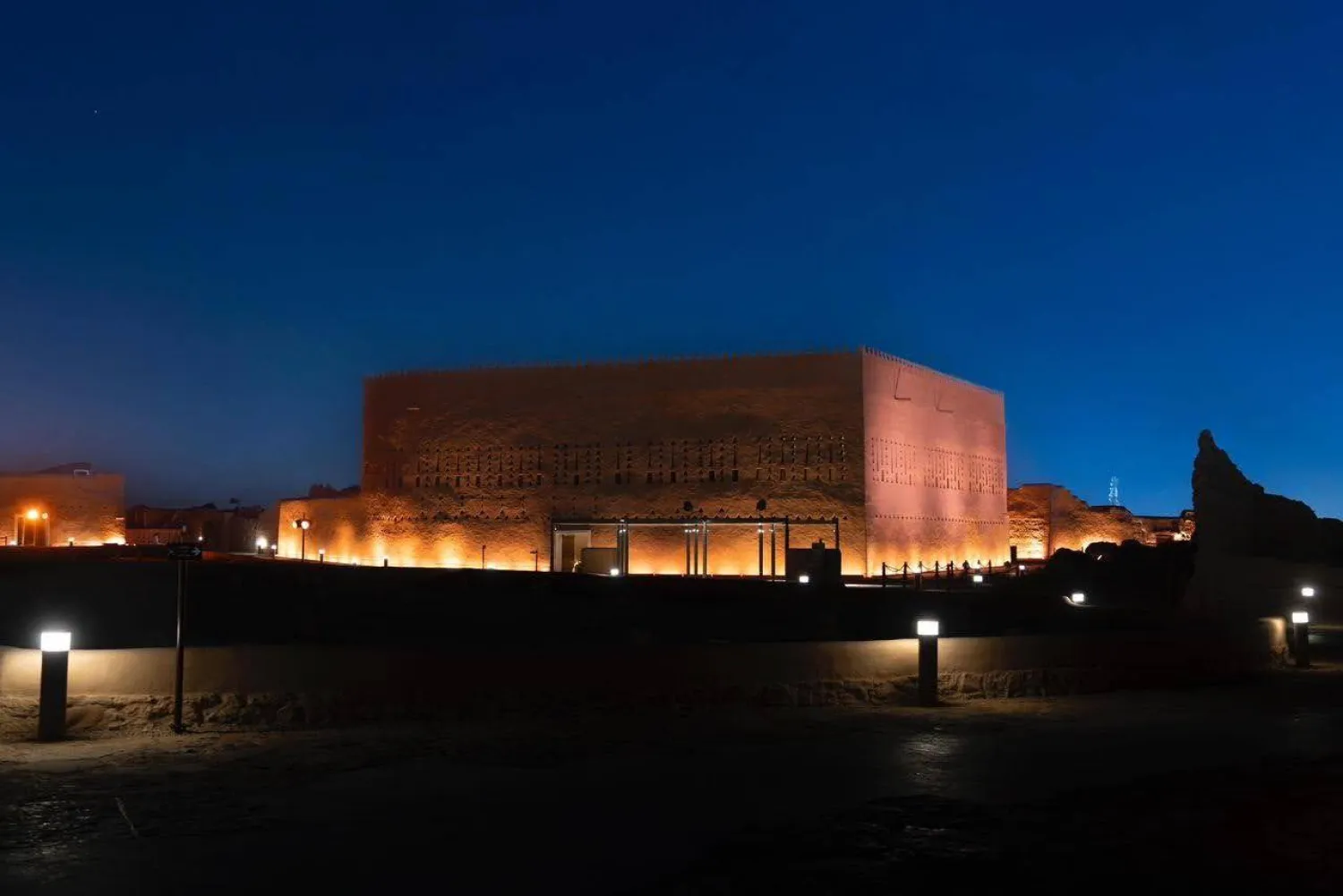 في الجهة الشمالية من حي الطريف بالدرعية يقع قصر الأمير سعد بن سعود بن عبد العزيز (موسم الدرعية)