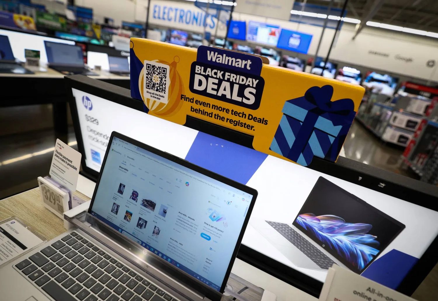 عروض الجمعة السوداء على الإلكترونيات معروضة في أحد متاجر وول مارت سوبر سنتر في نورث بيرغن نيو جيرسي (رويترز)
