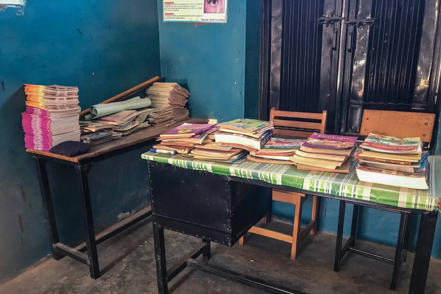 كتب مدرسية على طاولة في مدرسة سانت ماري الكاثوليكية المختلطة في نيجيريا التي اختطف 300 من طلابها (أ.ف.ب)