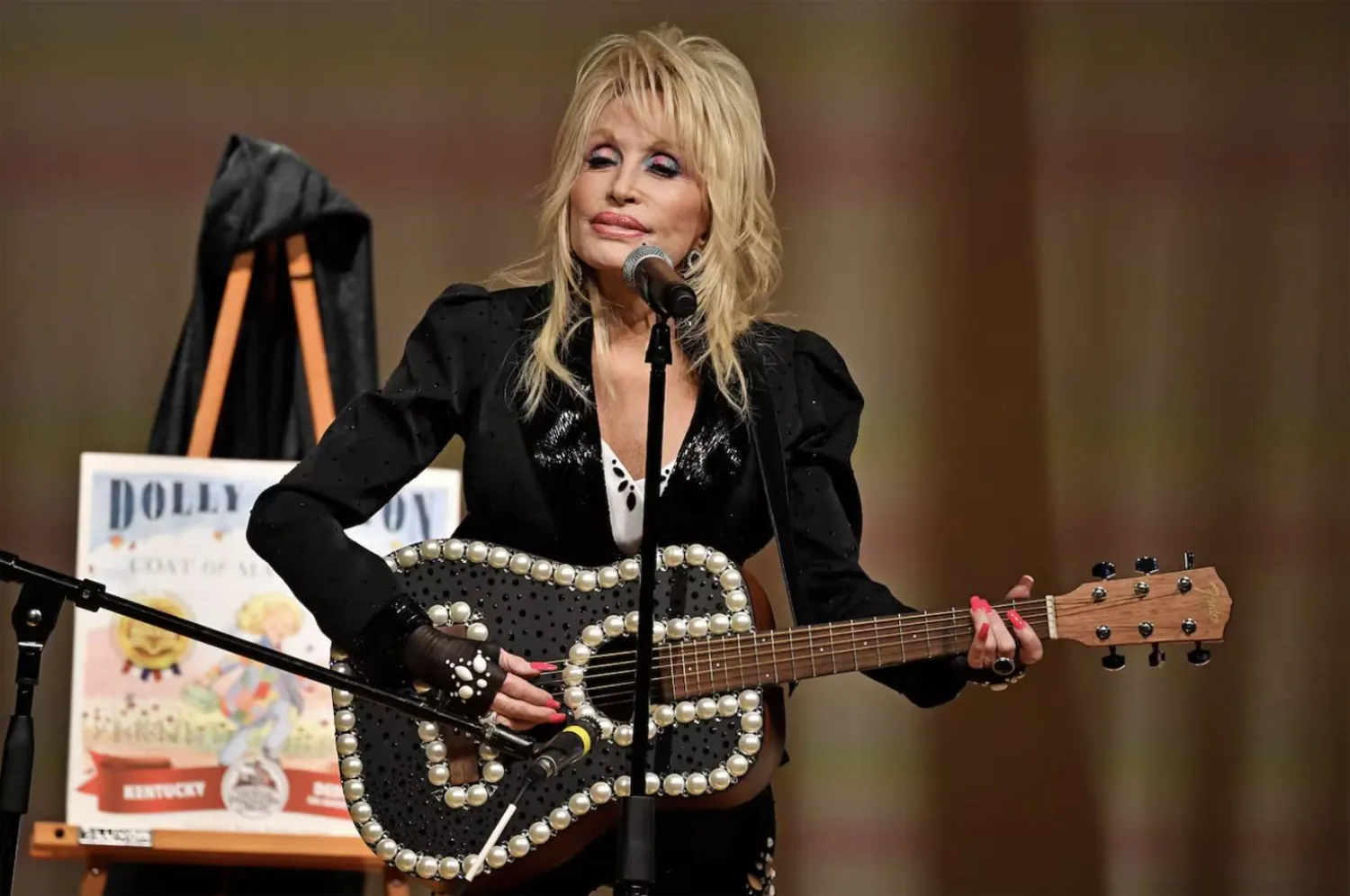دوللي بارتون تتفاعل مع الجمهور خلال حفل في كنتاكي (أ.ب)
