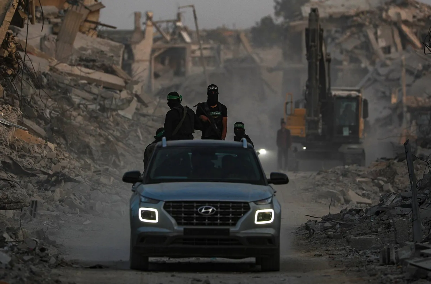 مقاتلون من «كتائب القسام» في مدينة غزة (إ.ب.أ)