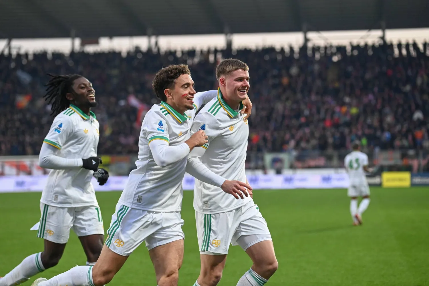 فرحة لاعبي روما بالفوز على كريمونيزي (إ.ب.أ)