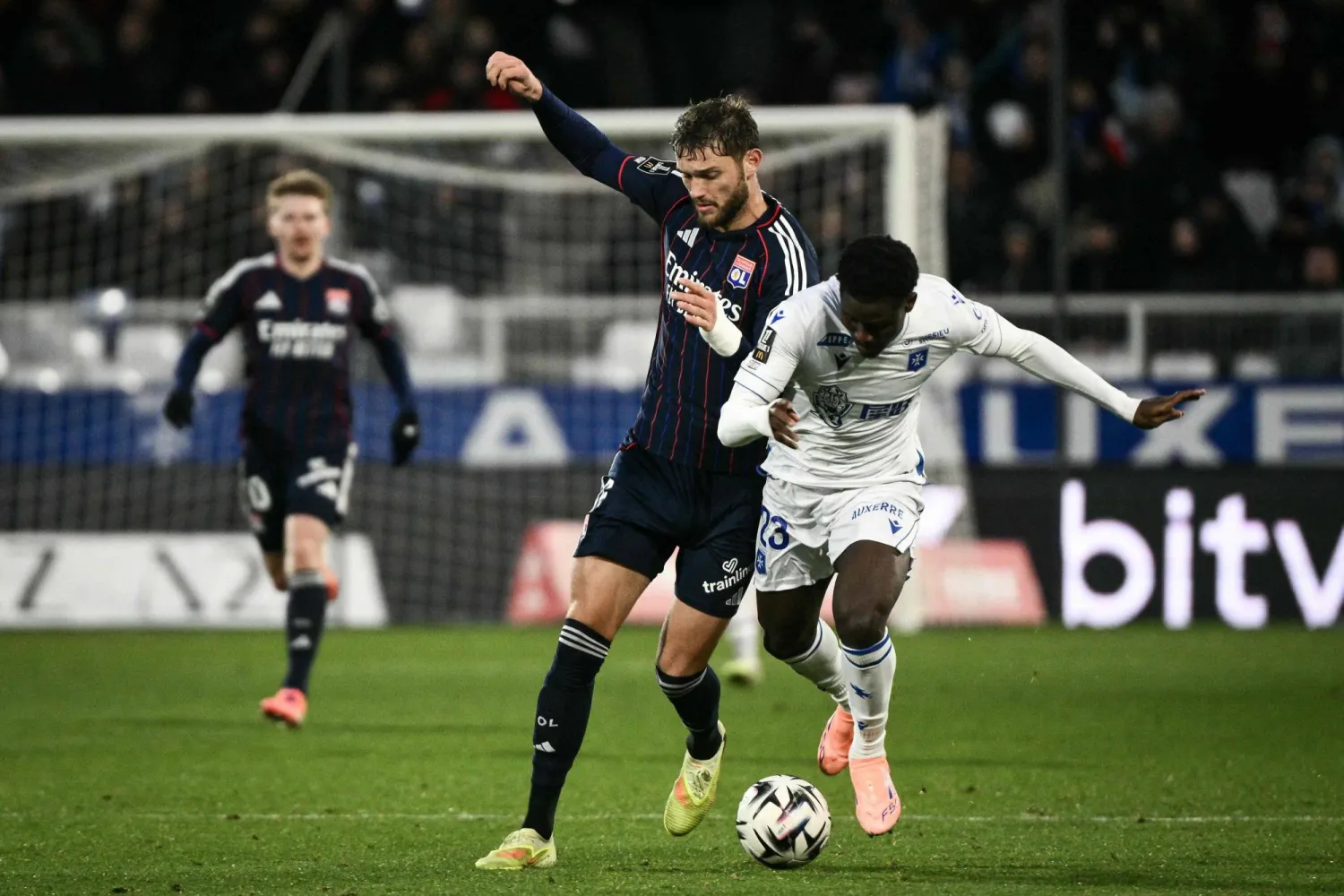 ليون اكتفى بالتعادل مع مستضيفه أوكسير (أ.ف.ب)