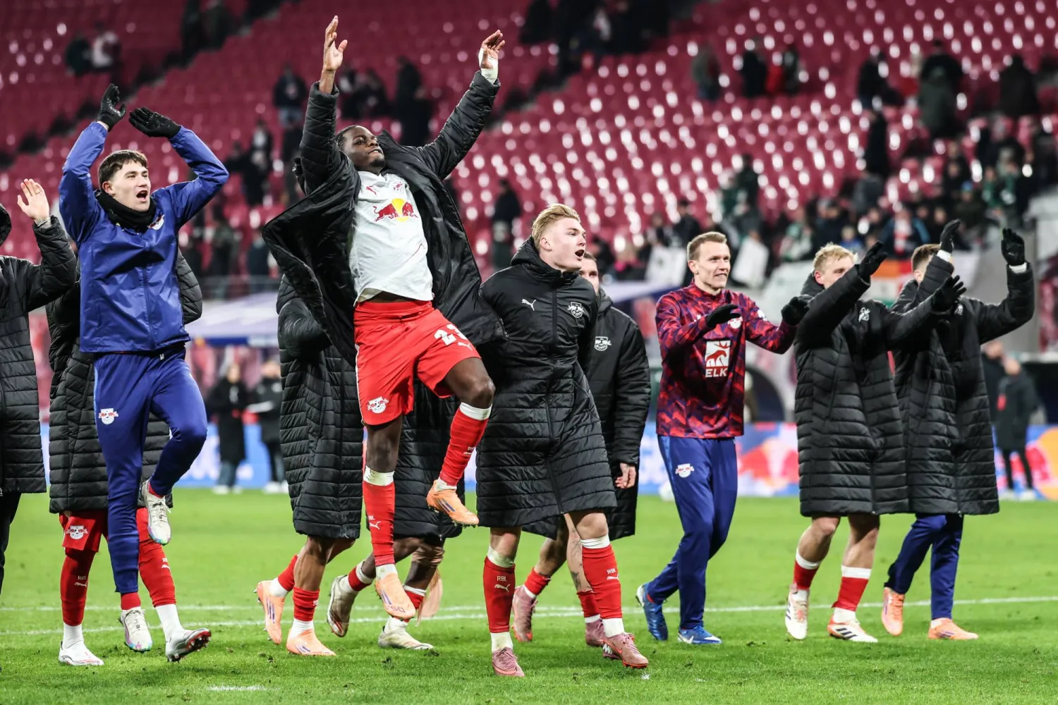 لاعبو لايبزيغ يحيون جماهيرهم بعد الفوز على بريمن (إ.ب.أ)