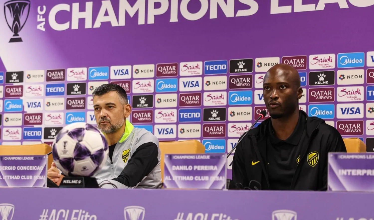 كونسيساو ودانيلو خلال المؤتمر الصحافي في الدوحة (موقع النادي)