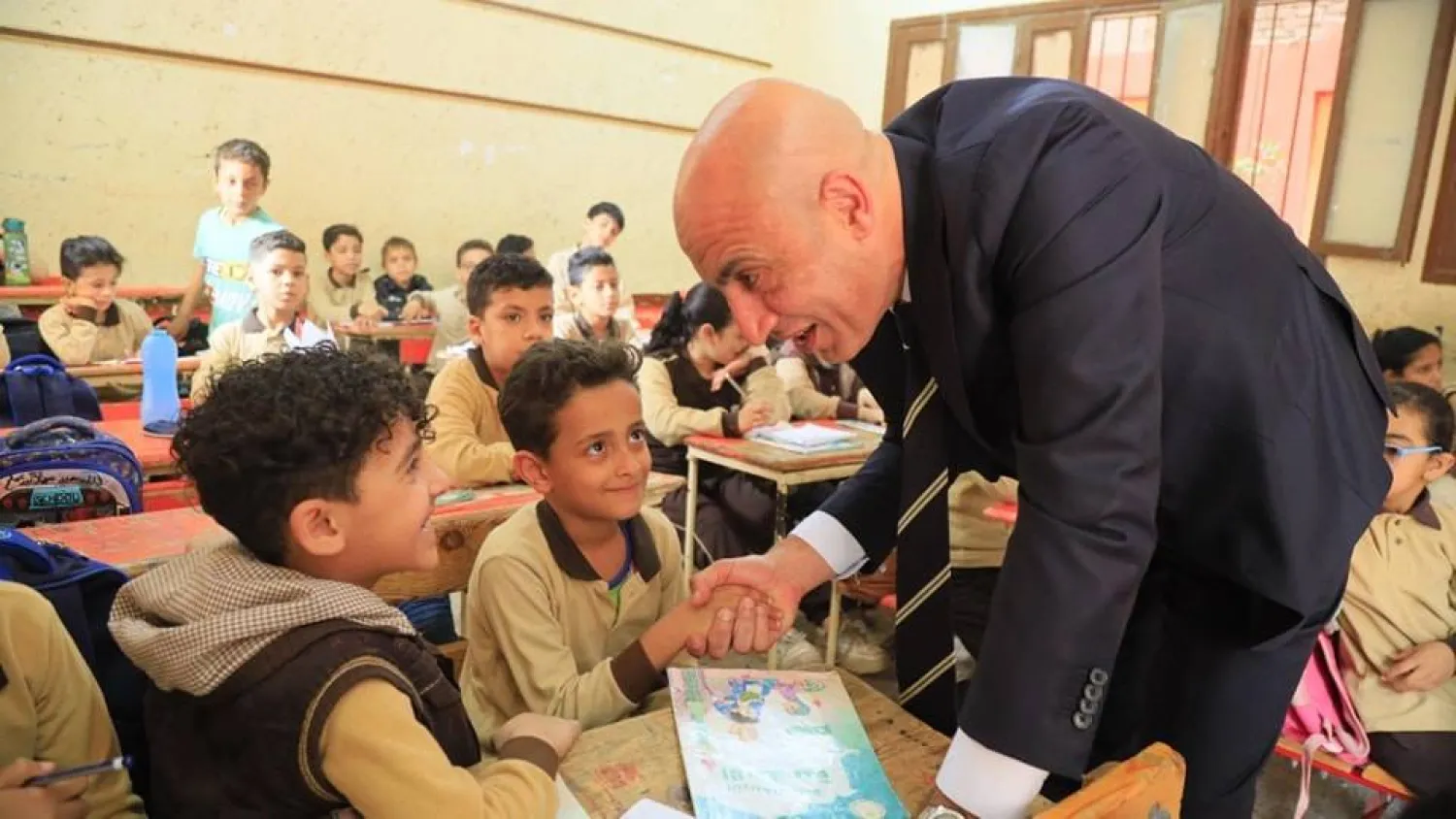 وزير التعليم المصري محمد عبد اللطيف يتابع سير العملية التعليمية بإحدى المدارس (أرشيفية - وزارة التربية والتعليم)