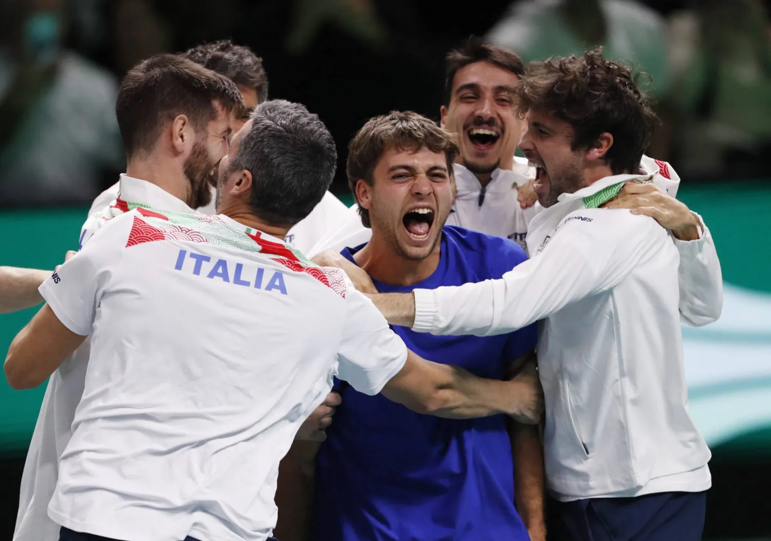 فرحة لاعبي إيطاليا بالفوز بكأس ديفيز على حساب إسبانيا (رويترز)
