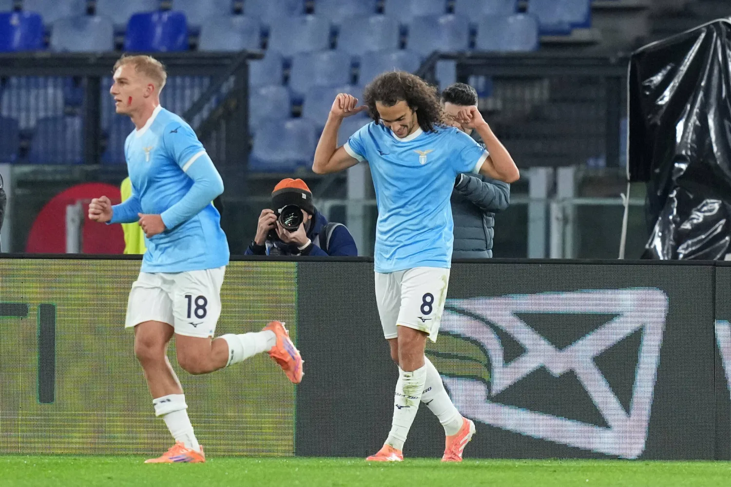 ماتيو غيندوزي يحتفل بهدف التقدم للاتسيو (أ.ب)