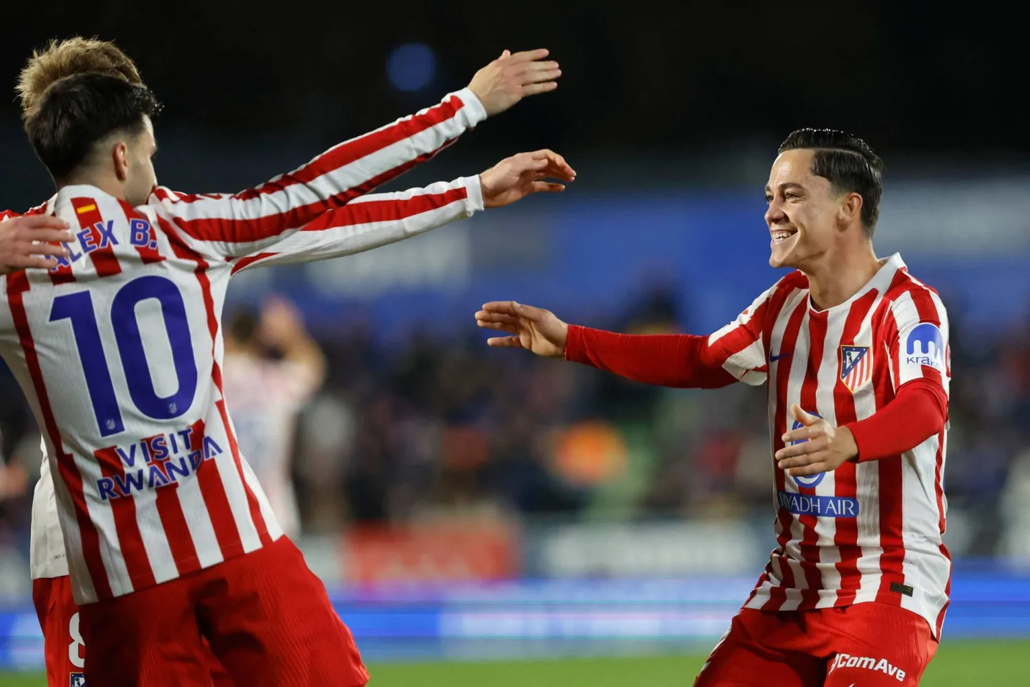 فرحة لاعبي أتلتيكو بالفوز على خيتافي (أ.ف.ب)