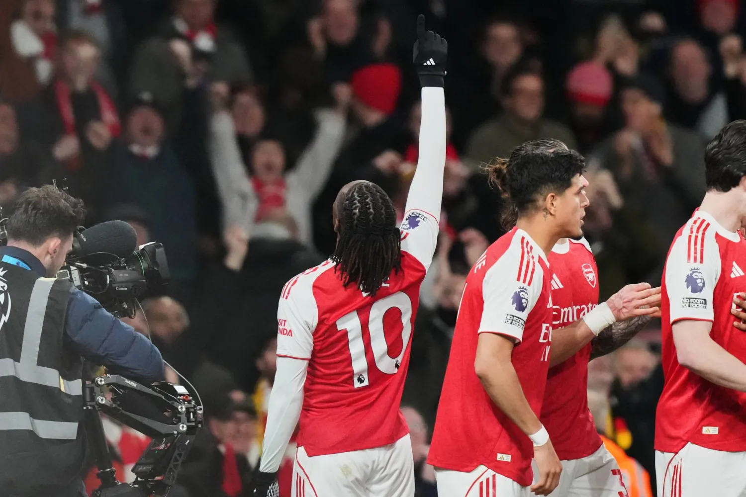 إيبيرتشي إيزي نجم فريق آرسنال (أ.ب)