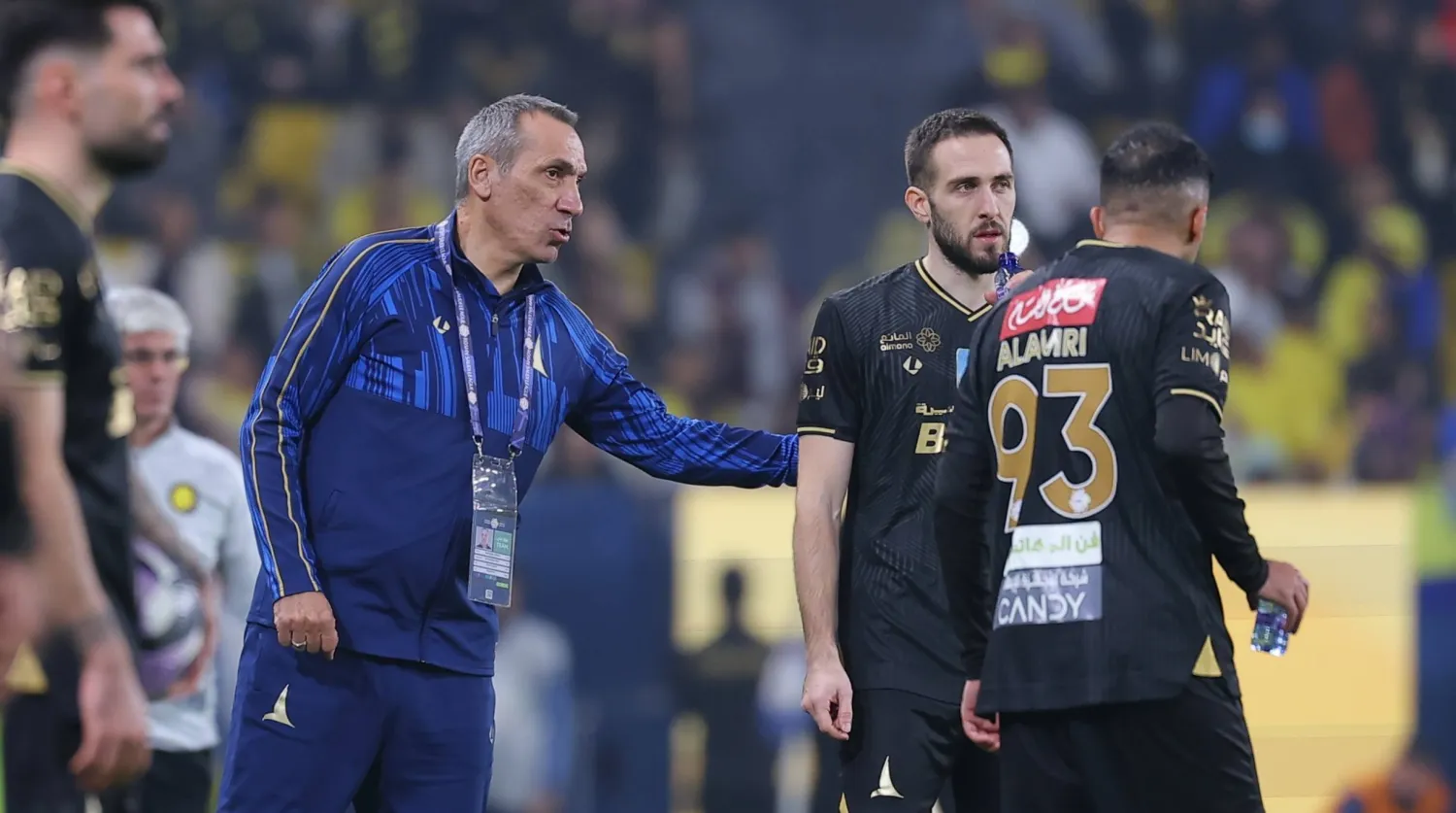 اليوناني جورجيوس دونيس، مدرب فريق الخليج (تصوير: عبد العزيز النومان) 