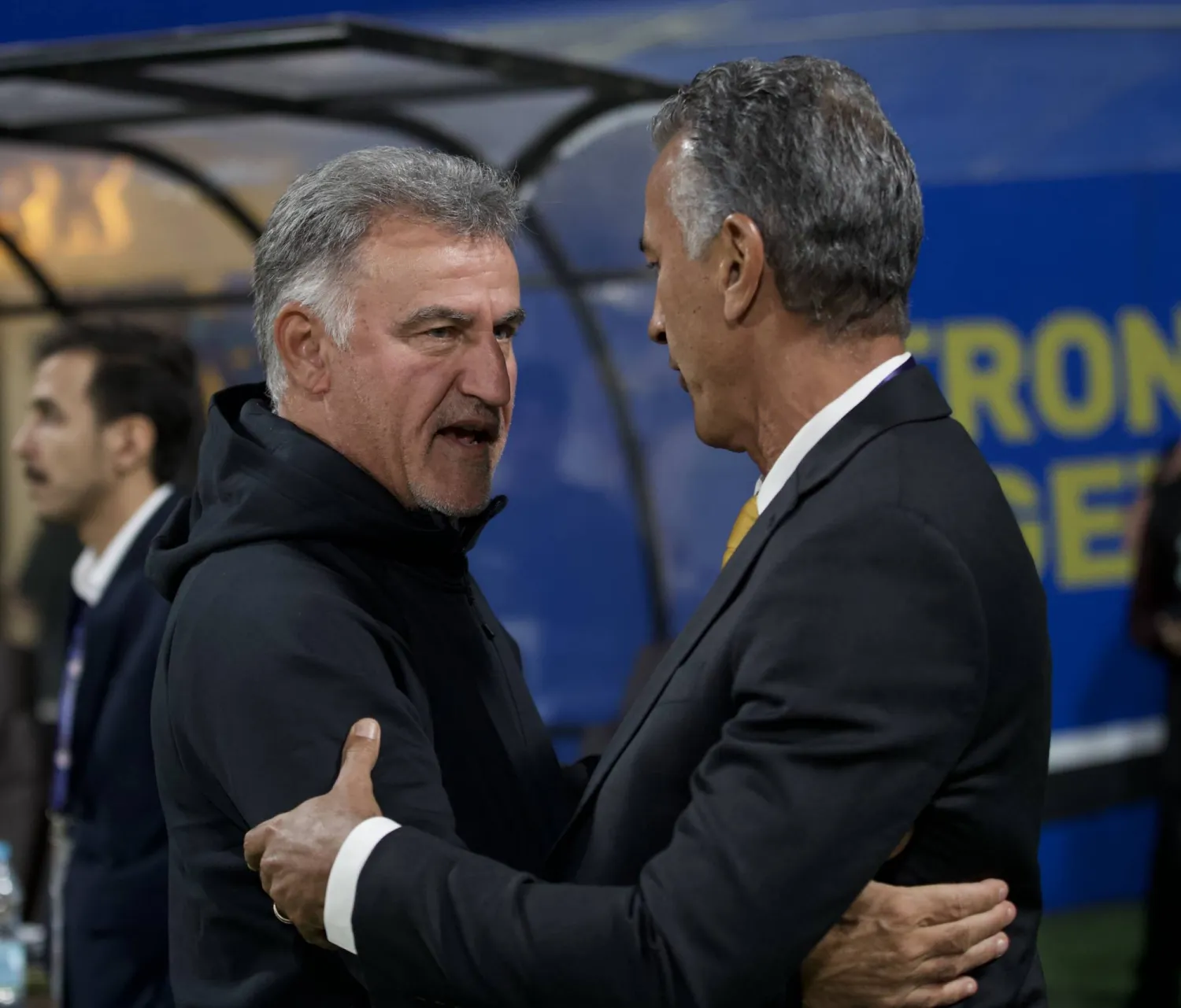 شاموسكا ونظيره غالتييه قبل بداية مواجهة نيوم والتعاون (تصوير: نايف العتيبي)