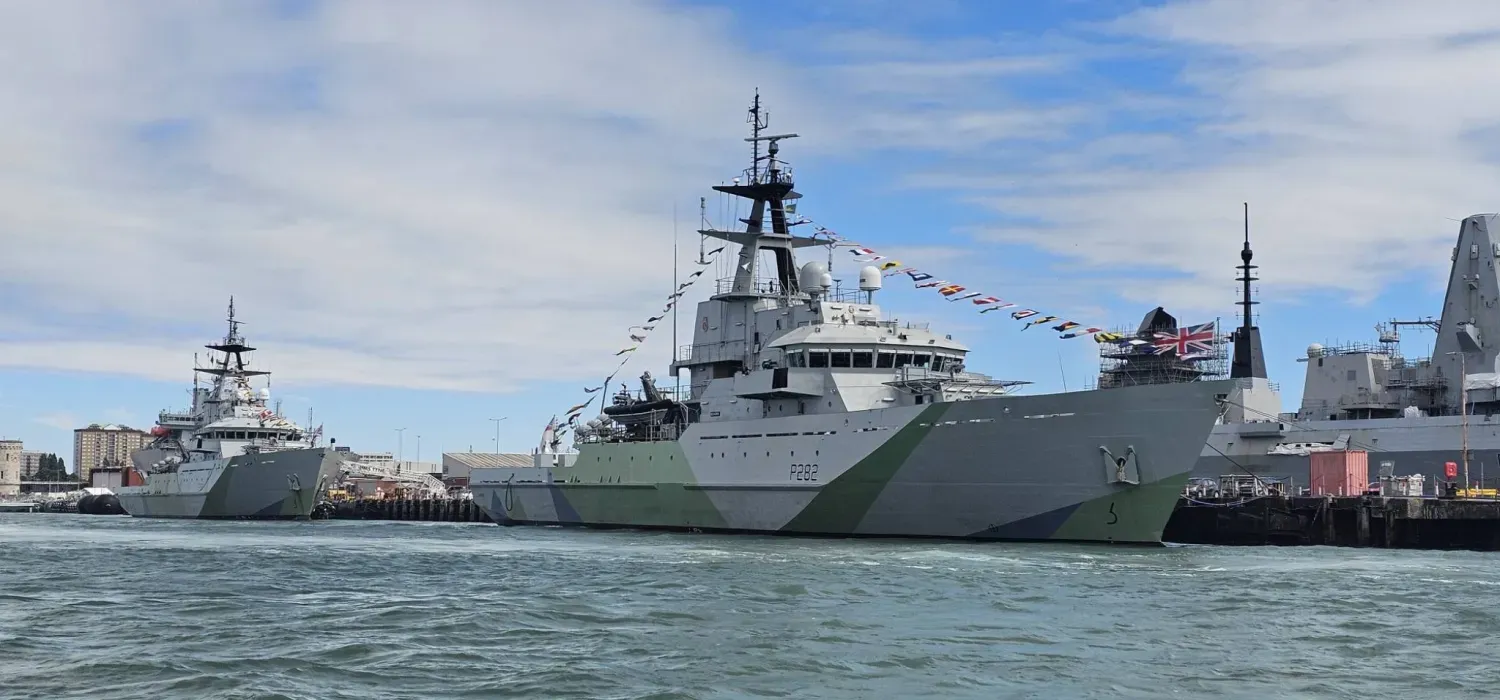 İngiliz Kraliyet Donanması devriye gemisi "Severn" (gemi hesabı "X" platformu üzerinden)