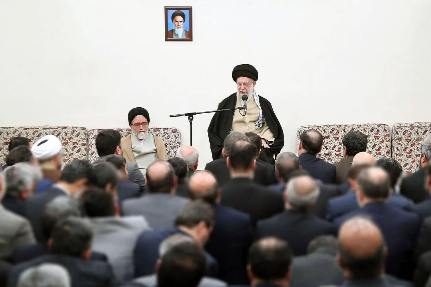 
المرشد الإيراني علي خامنئي وبجواره خطيب خلال لقاء مع مسؤولي وزارة الاستخبارات في فبراير الماضي (موقع المرشد)