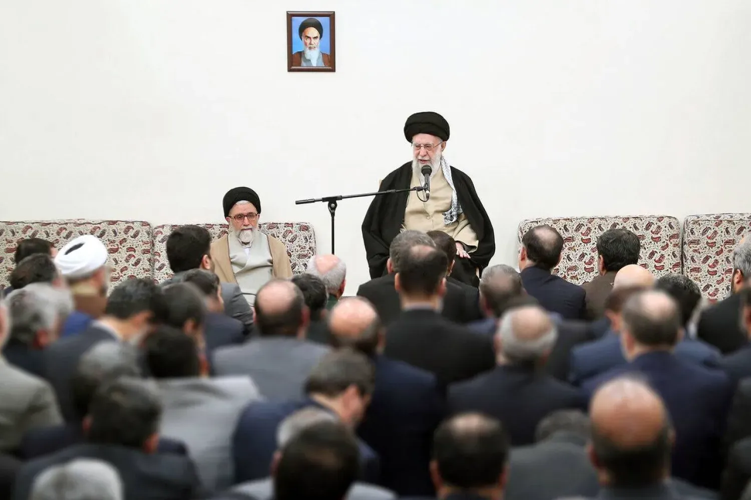 İran Dini Lideri Ali Hamaney ve danışmanı, geçtiğimiz şubat ayında İstihbarat Bakanlığı yetkilileriyle yaptığı görüşme sırasında (Dini Lider'in web sitesi)