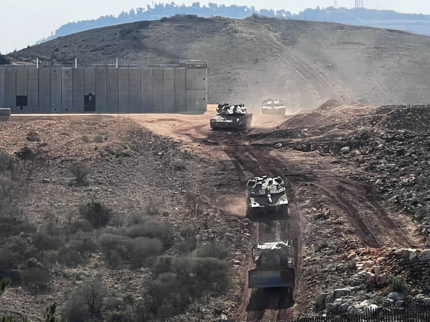 İsrail tank ve buldozerleri Lübnan sınırında (Reuters)