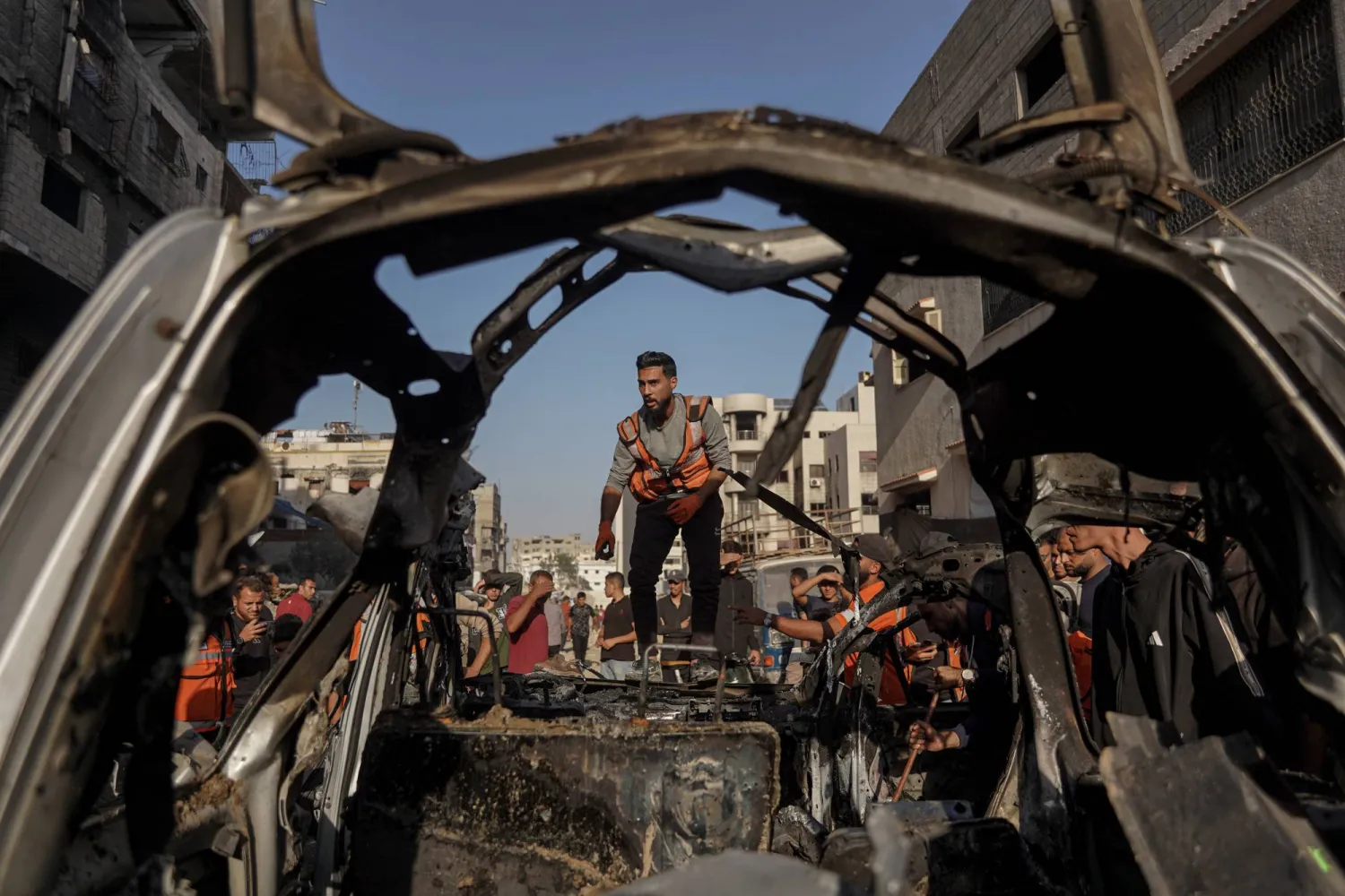 22 November 2025, Palestinian Territories, Gaza City: Palestinians and civil defense teams recover victims killed in Israeli airstrike on a vehicle in the Abbas area, west of Gaza City. Photo: Omar Ashtawy/APA Images via ZUMA Press Wire/dpa